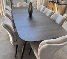 Nouvelle table de salle à manger et ses chaises