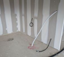 Joins de placos de la cuisine avec tuyau de l'arriv&eacute; de gaz