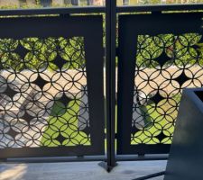 Garde-corps avant d&eacute;montage fix&eacute; contre un poteau en ciment