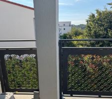 Garde-corps avant d&eacute;montage fix&eacute; contre un poteau en ciment et fix&eacute; au sol par des vis chimiques