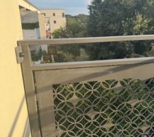 Garde-corps avant d&eacute;montage fix&eacute; contre un poteau en ciment