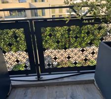 Garde-corps avant d&eacute;montage fix&eacute; contre un poteau en ciment et fix&eacute; au sol par des vis chimiques