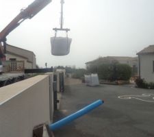 Big bag de gravillons mignonette en approche du lieu de stockage