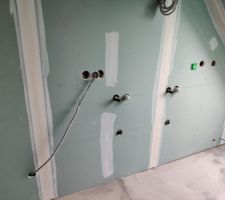 Ca m'&eacute;nerve tous ces trous dans mes murs neufs