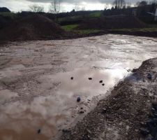 D&eacute;capage du terrain par le terrassier. depuis Mi d&eacute;cembre que de pluie et de neige, les travaux n'ont pas pu d&eacute;buter dans la foul&eacute;e
