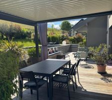 Les beaux jours - on appr&eacute;cie la nouvelle zone de vie sous la pergola !