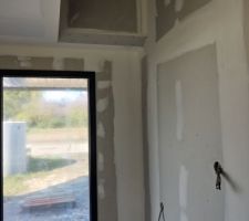 Chanfrein pour limiter l'angle dans la descente d'escalier, d&ucirc; au d&eacute;bord de dalle.