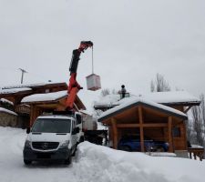 D&eacute;chargement du matos via le velux - CC-BY-NC-SA