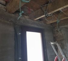 Et pose des nouvelles poutres, puis scellement au mortier chaux sable