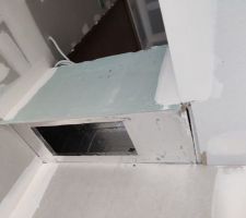 Placo cass&eacute; avec les &eacute;chelles qui tapent dessus. Placo int&eacute;gralement coll&eacute; &agrave; la mousse sur mon plenum de reprise !!