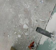 Le plombier cette fois qui ne juge pas utile de prot&eacute;ger ou de nettoyer apr&egrave;s son passage !