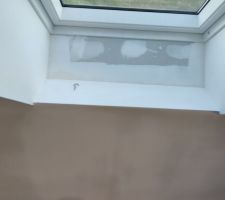 Tablette Velux pas droite. L'entreprise n'est pas d'accord selon le conducteur de travaux !