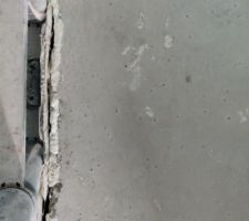 Placo fix&eacute; &agrave; la mousse ab&icirc;m&eacute; par les &eacute;chelles