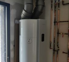 Le ballon thermodynamique positionn&eacute; anormalement &agrave; cause des gaines sorties au mauvais endroit