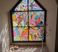 Lucarne transform&eacute;e en vitrail le temps de la p&acirc;ques