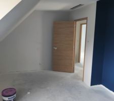 Chambre avec alcove au niveau du lit