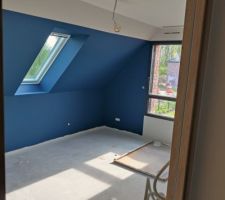 Chambre avec alcove au niveau du lit