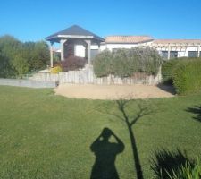 Entretien de la plage termin&eacute;, romarin raccourci, et base du muret nettoy&eacute;e