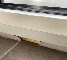 Porte entr&eacute;e pos&eacute;e sur bois