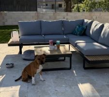 Ades appr&eacute;cie les moments sur la terrasse