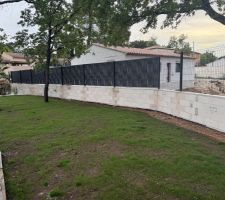 Cloture, et grillage avec occultants pos&eacute; en quinquonce