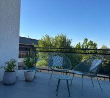 Terrasse ombrag&eacute;e sur le p&eacute;ron en pierre