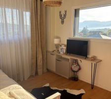 La chambre d'amis est enfin achev&eacute;e aussi ! Esprit montagne, triple fonctionnalit&eacute; : bureau, salle TV/jeux vid&eacute;os, et chambre pour les visiteurs