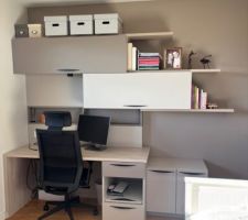 La chambre d'amis est enfin achev&eacute;e aussi ! Esprit montagne, triple fonctionnalit&eacute; : bureau, salle TV/jeux vid&eacute;os, et chambre pour les visiteurs