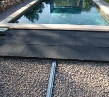 Nouvelle étanchéité pour la terrasse coulissante du local technique (bardeau bitumineux en rouleau) avant nettoyage et lasurage des lames de pin - 010526
