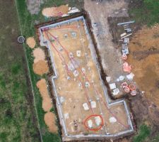 D'apr&egrave;s le constructeur : aucun probl&egrave;mes sur l'emplacement des plots b&eacute;ton qui soutiennent les supports de poutres .