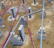 J'ai un doute sur la mise en oeuvre des plots soutenants les &eacute;vacuations ,
j'imagine que si ces plots ne s'enfoncent dans la glaise ne serrait-ce que d'un cm avec le temp, je vais me retrouver avec chaques raccords et coudes  des tuyaux pvc  lest&eacute; avec un parpaing coll&eacute; &agrave; la mousse expensive .
alors qu'il existe des colliers pour fixer les &eacute;vacuations directement dans la dalle.
je veux bien l'avis des pros