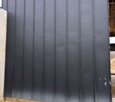 Le soin apport&eacute; &agrave; la pose du bardage zinc me parait vraiment limite : bossage , sens de pose non-respect&eacute; , certain panneaux tach&eacute;s par la colle ...