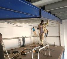 Des le premier jour, nous avons commenc&eacute; par le plafond, avec la fixation des suspentes...
Une &eacute;quipe motiv&eacute; et tr&egrave;s excit&eacute; pour le premier jour