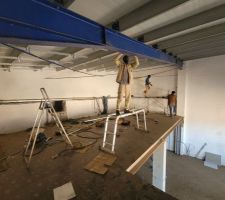 Des le premier jour, nous avons commencé par le plafond, avec la fixation des suspentes...
Nous sommes montes directement a la mezzanine.
Une équipe motivé et très excité pour le premier jour