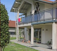 Acc&egrave;s au balcon et aux poutres par 2 &eacute;chelles. Nous allons traiter uniquement la partie centrale (le d&eacute;crochement), le reste restera libre pour les oiseaux
