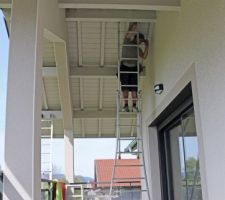 Il en mettra également sous l'avant-toit EXTERIEUR non couvert du centre du balcon (partie de gauche, dans le vide)