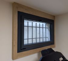Encadrement de fenetre en planches de chene