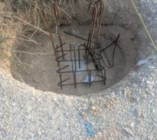 Puit b&eacute;ton avec la cage positionn&eacute;e pr&ecirc;te pour coulage semelle en b&eacute;ton arm&eacute;