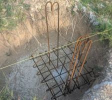 Puit b&eacute;ton avec la cage positionn&eacute;e pr&ecirc;te pour coulage semelle en b&eacute;ton arm&eacute;
