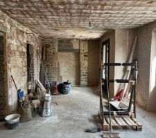 Fa&ccedil;ade en cours de r&eacute;novation : le 1er &eacute;tage sera enduit et il y aura des joints &agrave; la chaux au rdv