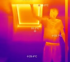 Il fait froid l'hivers, et il fait tr&egrave;s tr&egrave;s chaud d&egrave;s que le soleil tape !