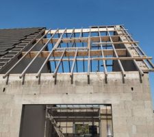 Encadrement de velux de de devant , fait en avril petit soucie de sant&eacute; pour notre fils qui nous a fait une p&eacute;ritonite ,donc sant&eacute; avant tous , mais la tout va bien on reprend ,et vous quoi de beau ?.