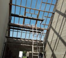 Encadrement velux vue de l'int&eacute;rieur, reste le rensacage du pignon ,avant la pose de la sous toiture , l'&Atilde;&copy;tape que j'attend le plus avant la pose des tuiles.