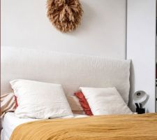 Notre tete de lit dans notre chambre actuelle