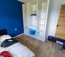Pose de la penderie dans chambre des enfants