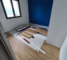 Pose du parquet stratifi&eacute; clipsable Quick step dans les chambres