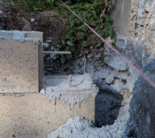 Absence d'armature en attente pour accueillir le plancher et les poteaux porteurs (2 points &agrave; l'extr&eacute;mit&eacute;); Toutes les tiges de fer s'arr&ecirc;tent &agrave; 5&egrave;me/6 rang&eacute;e de parpaing.