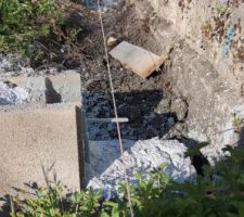 Absence d'armature en attente pour accueillir le plancher et les poteaux porteurs (2 points &agrave; l'extr&eacute;mit&eacute;); Toutes les tiges de fer s'arr&ecirc;tent &agrave; 5&egrave;me/6 rang&eacute;e de parpaing.