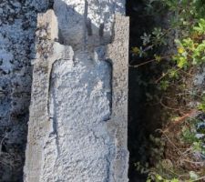 Absence d'armature en attente pour accueillir le plancher et les poteaux porteurs (2 points &agrave; l'extr&eacute;mit&eacute;); Toutes les tiges de fer s'arr&ecirc;tent &agrave; 5&egrave;me/6 rang&eacute;e de parpaing.