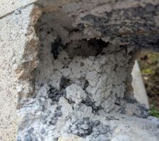 Un trou perc&eacute; pour faire passer les tuyaux, j'ai pu enfoncer une bande jusqu'&agrave; 13cm dans les trous sur le b&eacute;ton. Cela veux dire que le b&eacute;ton n'est pas vibr&eacute; lors de coulage.